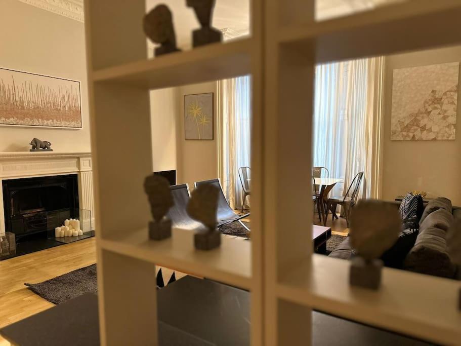 Stunning 2 Bed/2Bath Flat In Heart Of Kensington Leilighet London Eksteriør bilde
