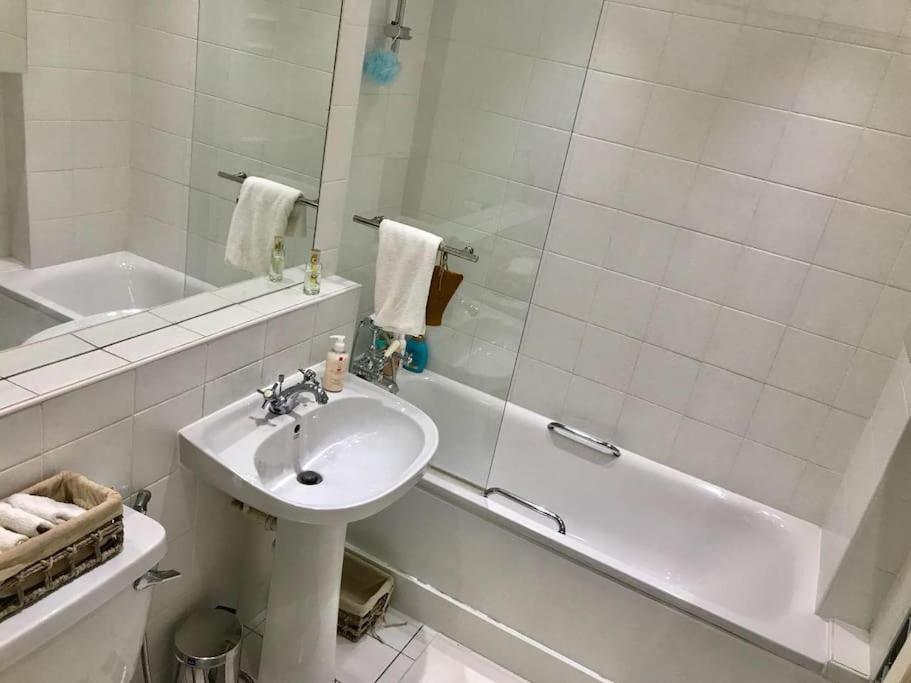 Stunning 2 Bed/2Bath Flat In Heart Of Kensington Leilighet London Eksteriør bilde