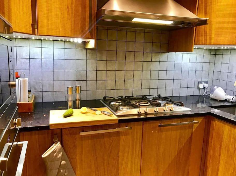 Stunning 2 Bed/2Bath Flat In Heart Of Kensington Leilighet London Eksteriør bilde