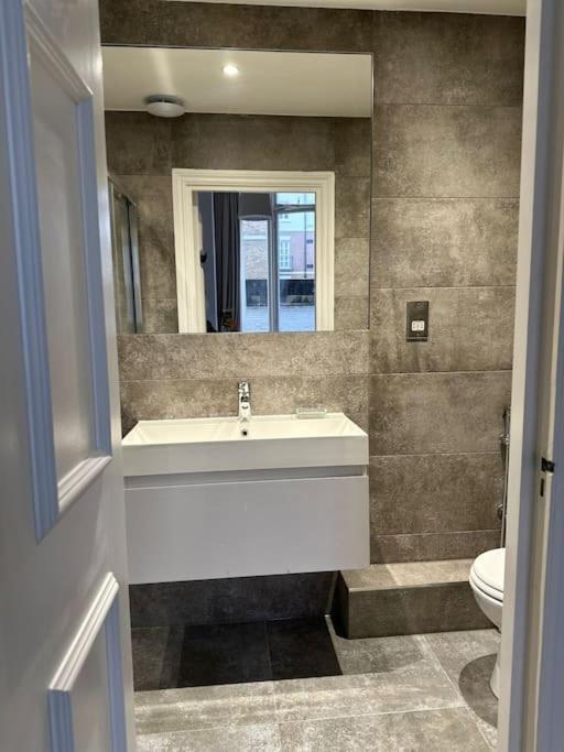 Stunning 2 Bed/2Bath Flat In Heart Of Kensington Leilighet London Eksteriør bilde