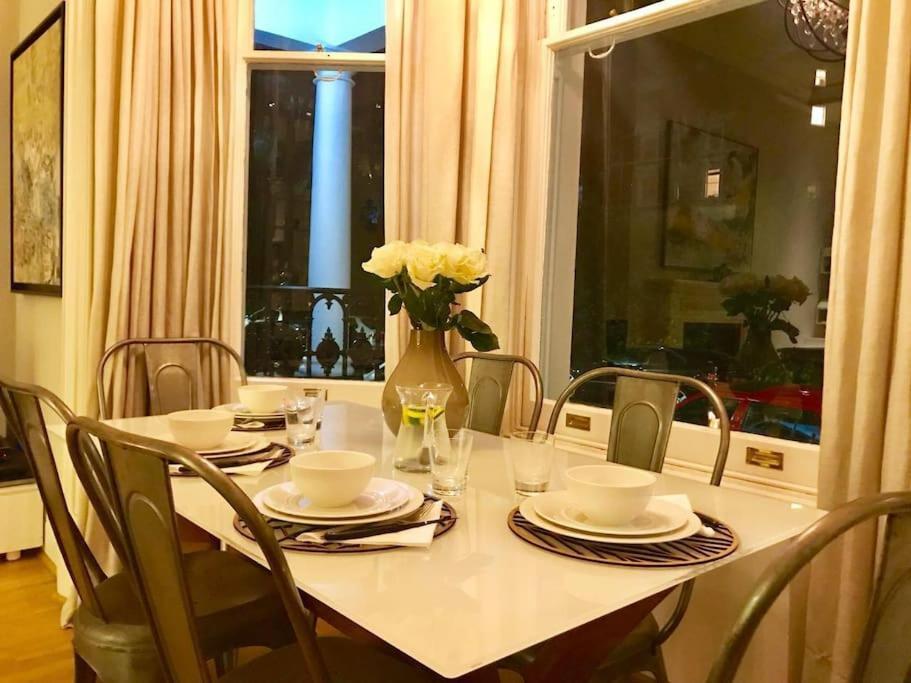 Stunning 2 Bed/2Bath Flat In Heart Of Kensington Leilighet London Eksteriør bilde
