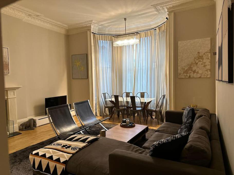Stunning 2 Bed/2Bath Flat In Heart Of Kensington Leilighet London Eksteriør bilde