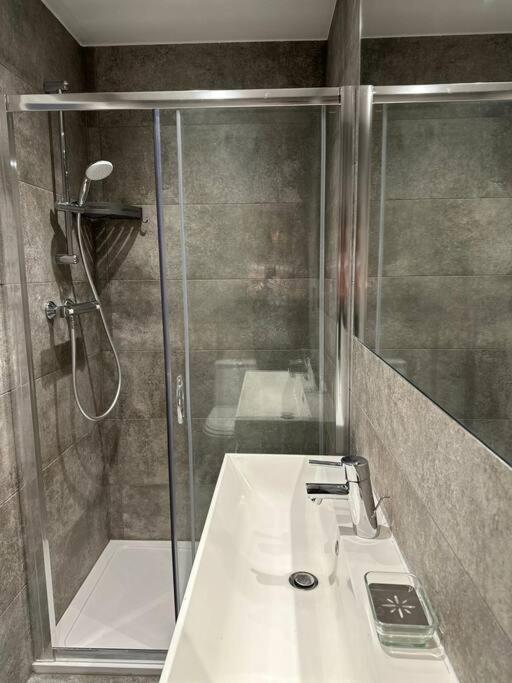 Stunning 2 Bed/2Bath Flat In Heart Of Kensington Leilighet London Eksteriør bilde