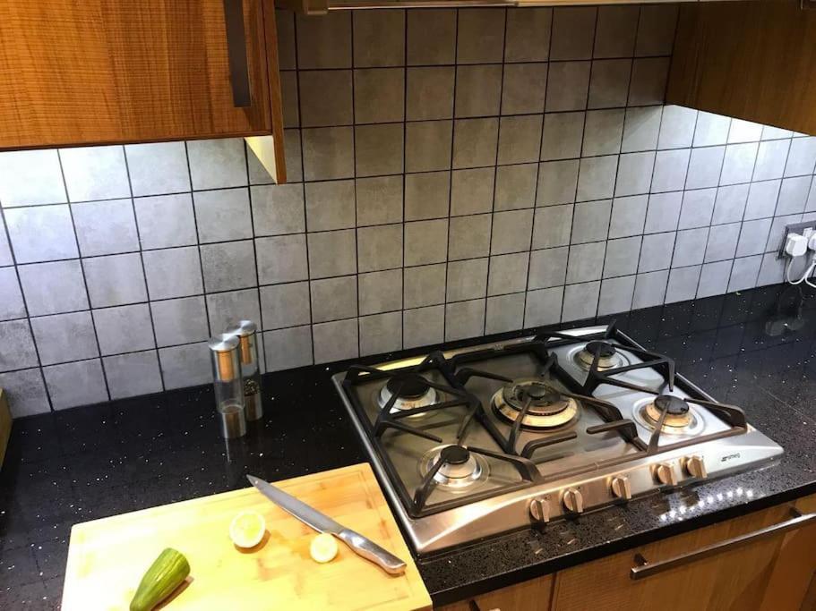 Stunning 2 Bed/2Bath Flat In Heart Of Kensington Leilighet London Eksteriør bilde
